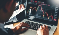 恒生科技指数跌幅扩大至1%，此前一度涨超1%